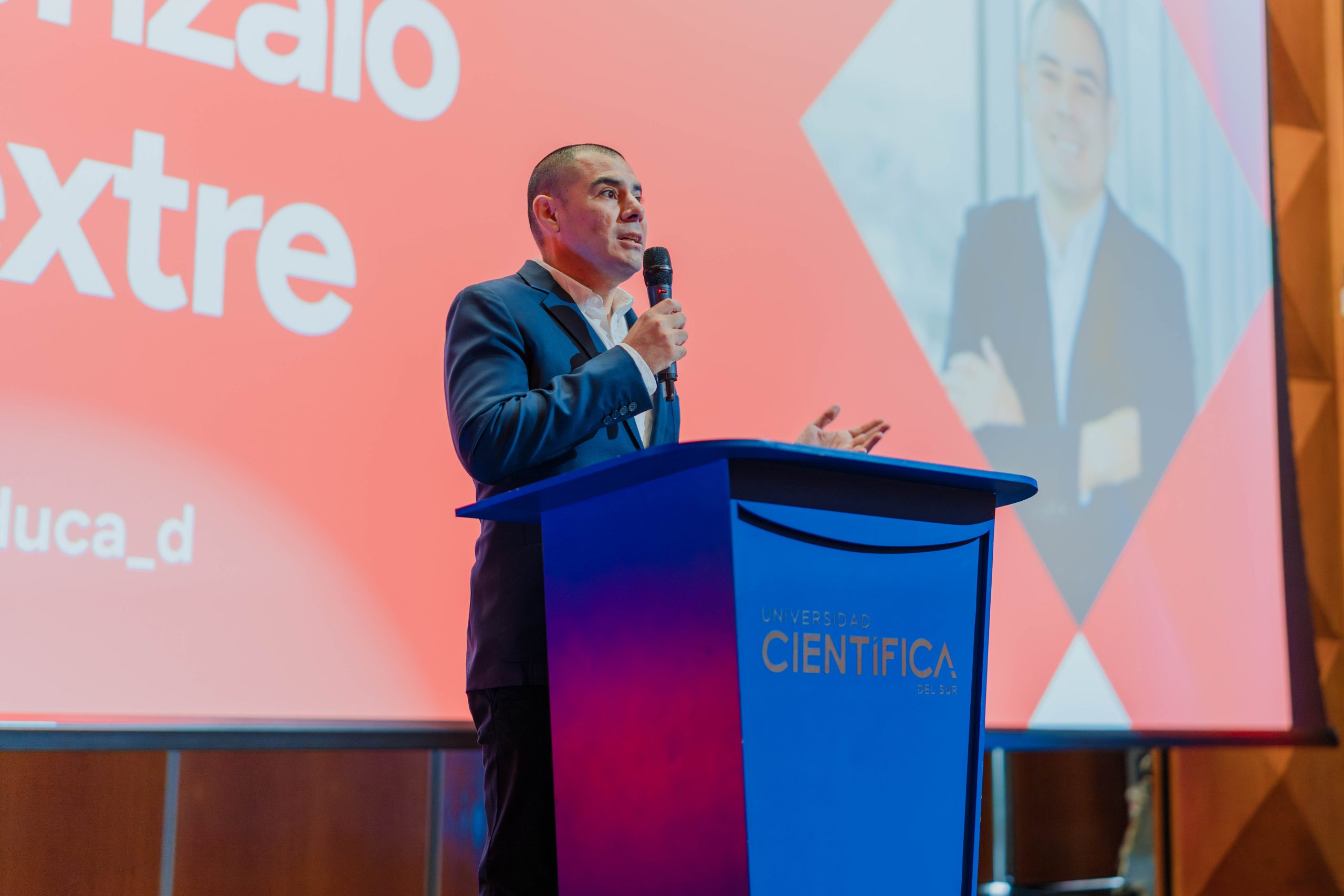Gonzalo Dextre inauguró la jornada ante decenas de estudiantes provenientes de distintas regiones del Perú.