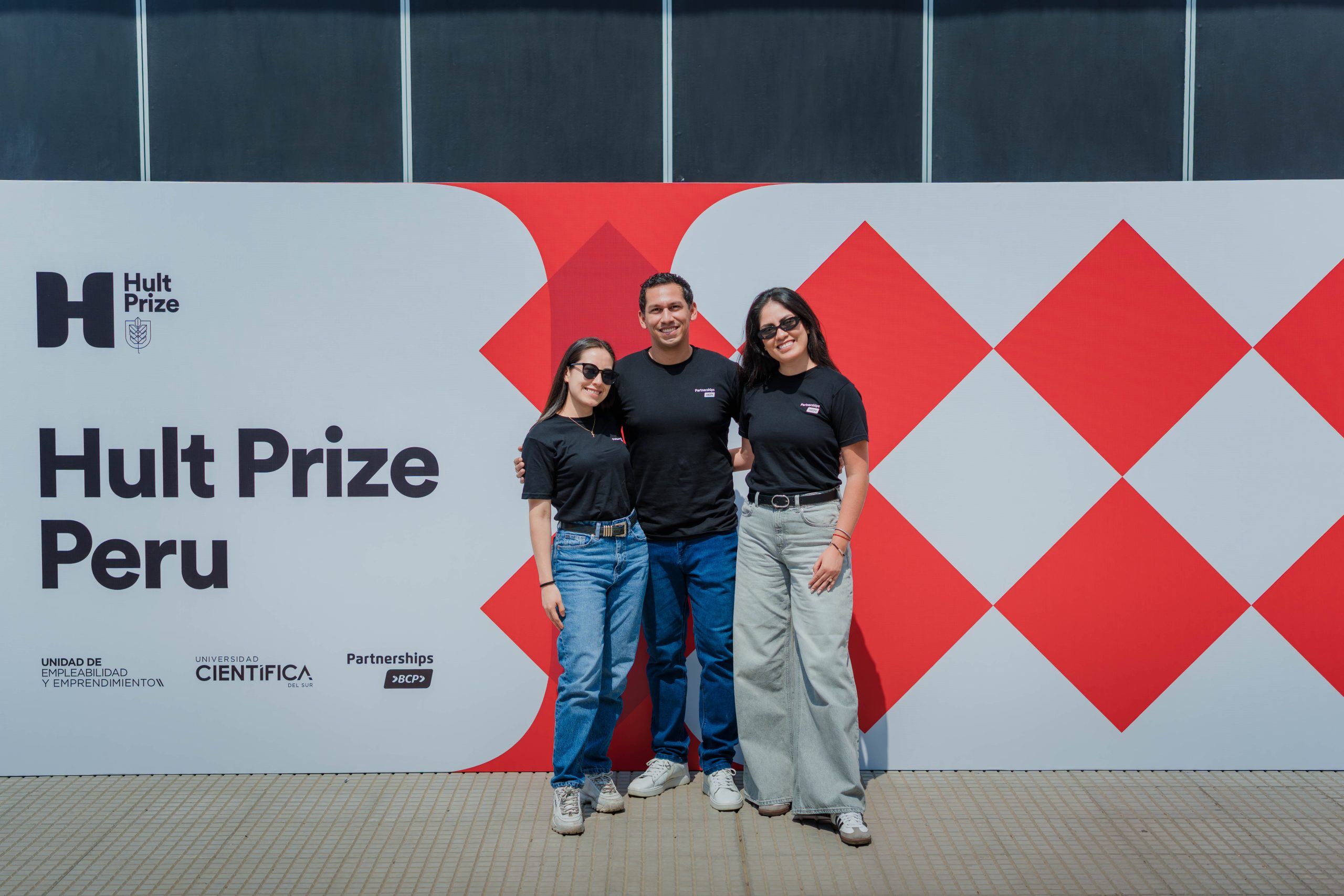 El equipo de Partnership BCP, aliado estratégico del Hult Prize Perú 2025, durante su participación en el evento.