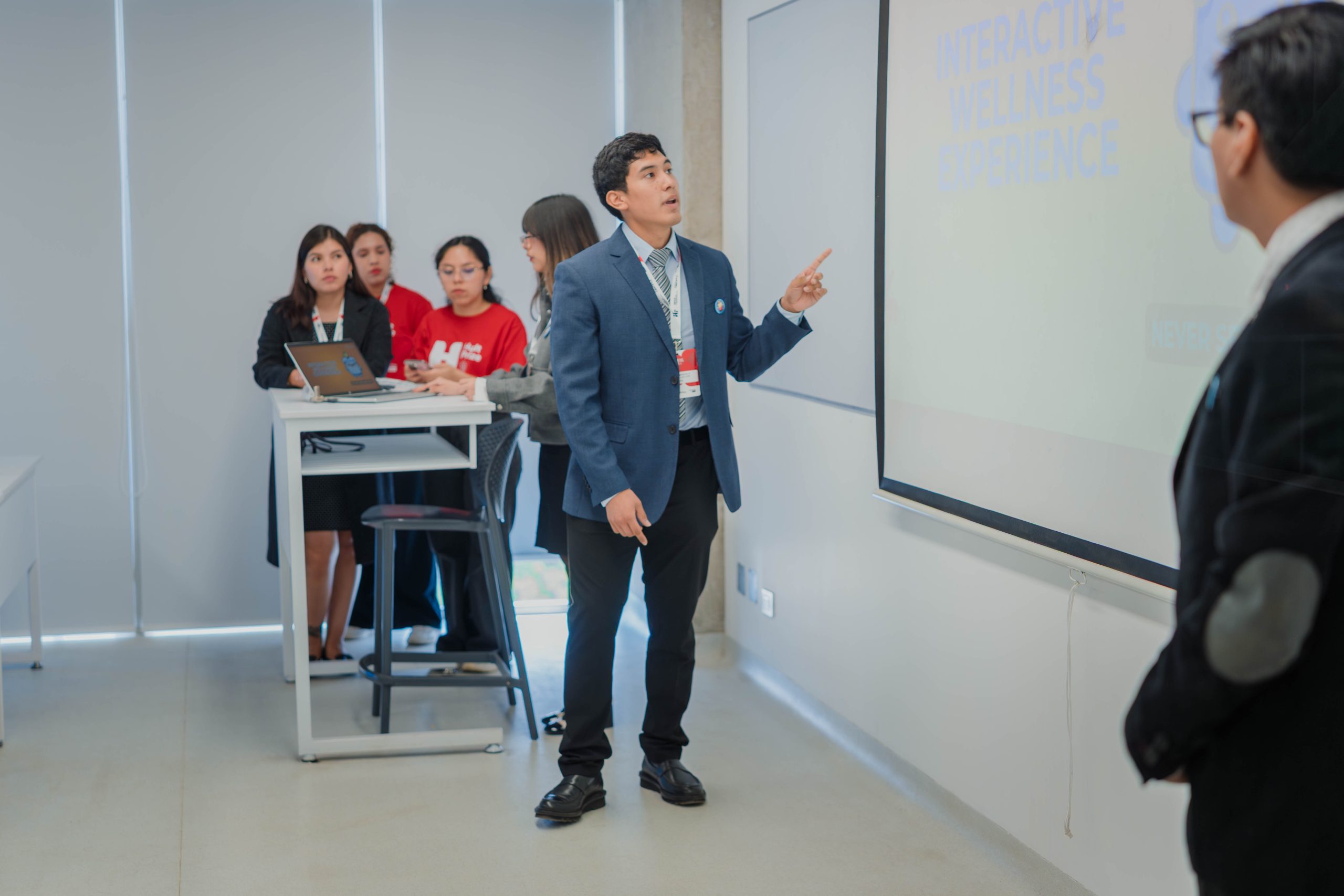 Uno de los equipos participantes del Hult Prize Perú 2025, presentando su propuesta ante el jurado durante la jornada de pitch del primer día.