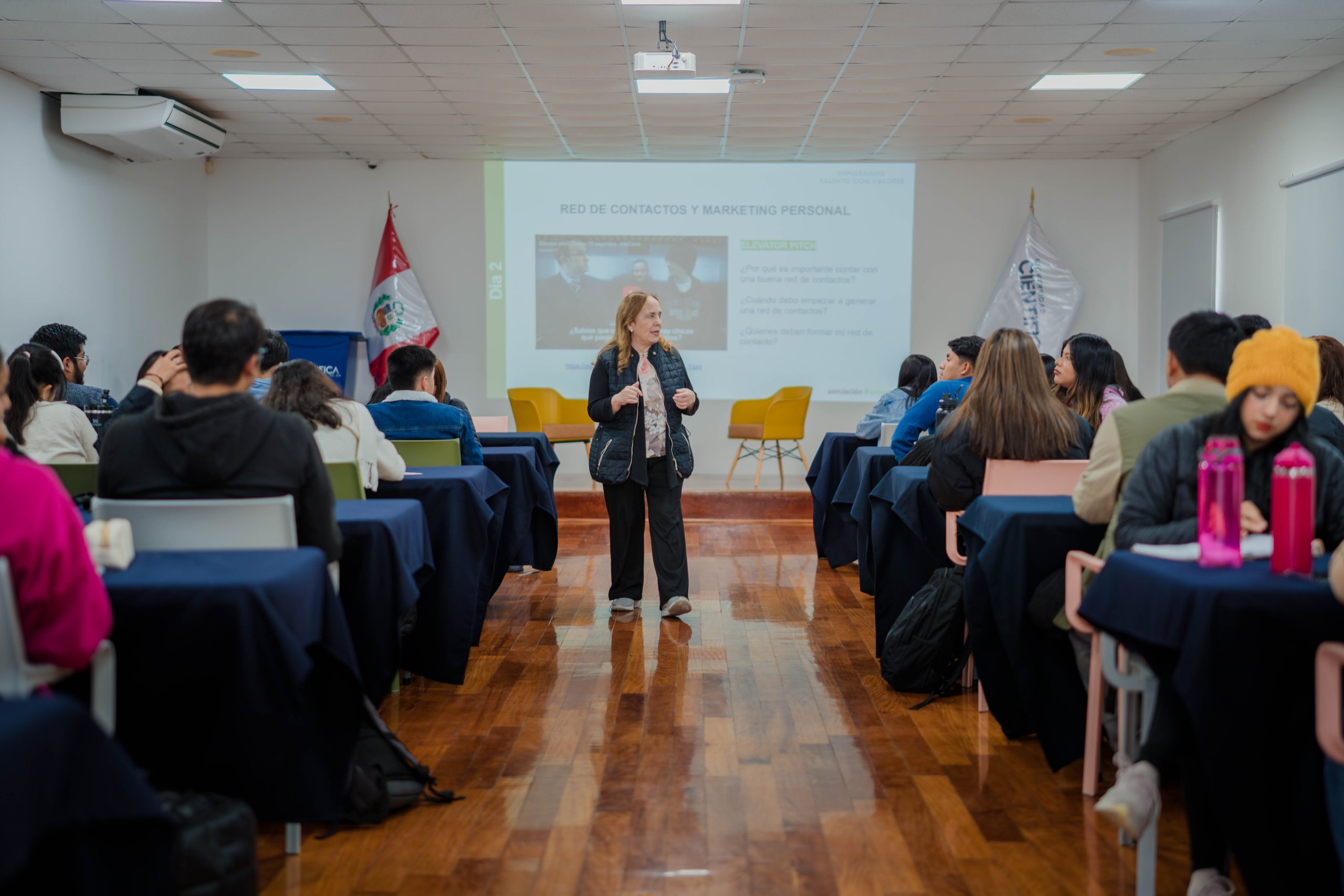 Mónica Acevedo, ponente del taller “Impulsando Talento con Valores”, fue recibida con entusiasmo por los estudiantes de Científica.