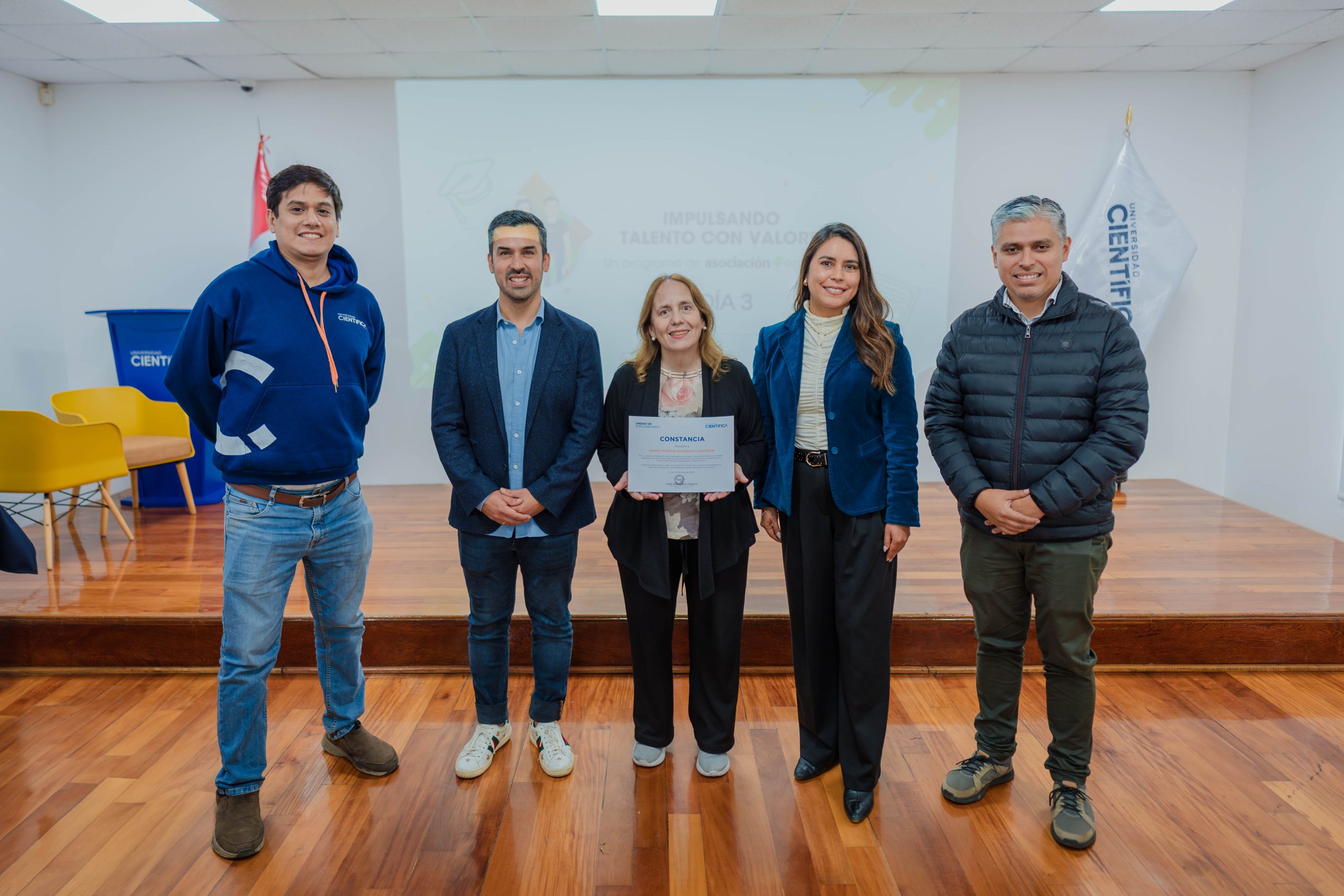 De izquierda a derecha: Roger Morales, Hernando Zurita, Mónica Acevedo, Liseth Paulett y Omar Rosales.