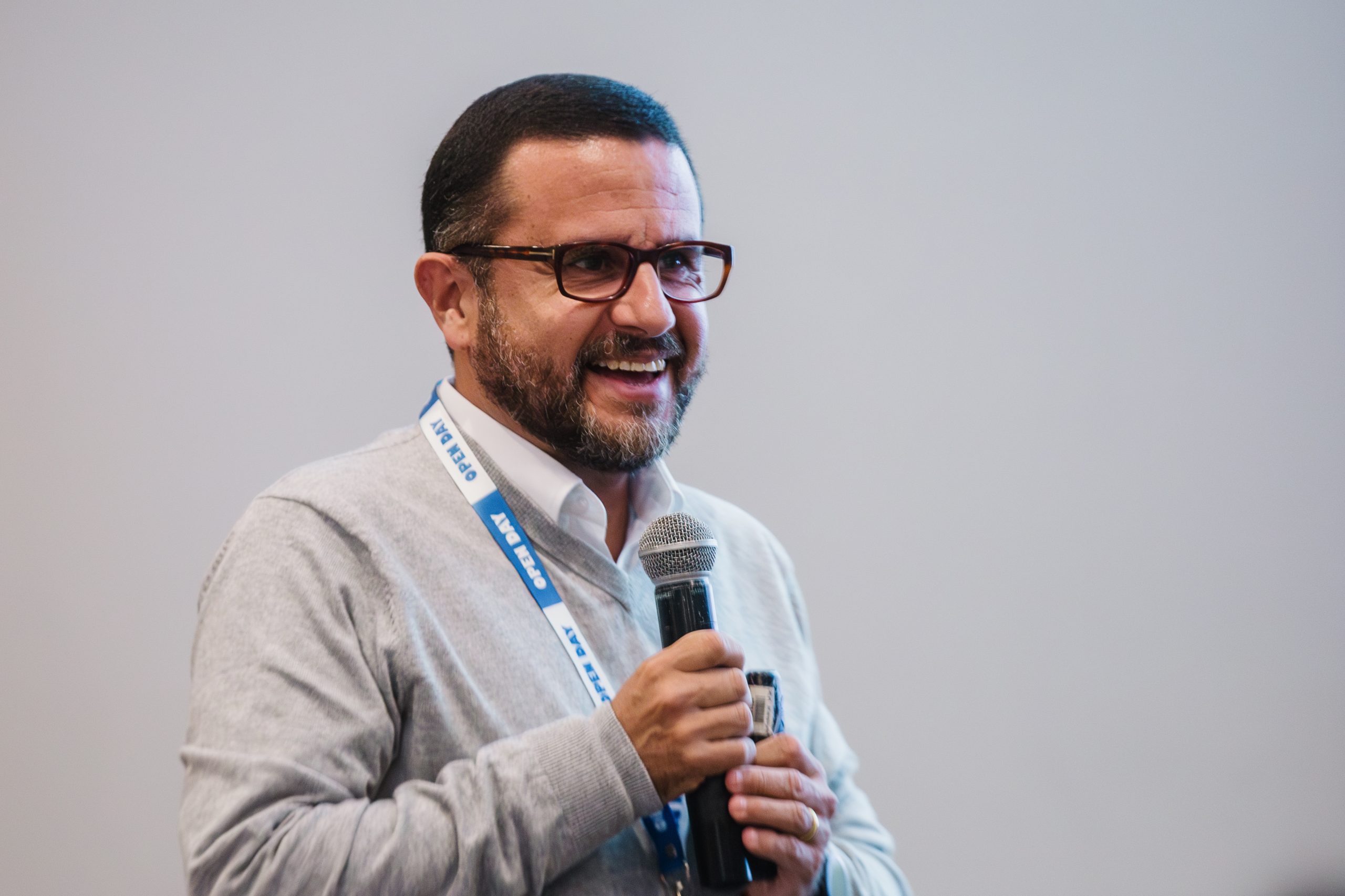 Julio Molina, CEO de Komatsu-Mitsui, dialoga con los estudiantes sobre propósito y liderazgo durante el Open Day KMMP.