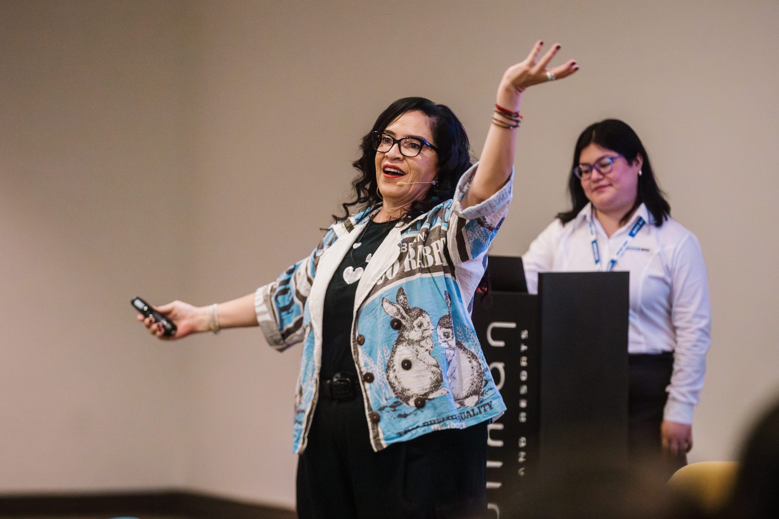 La comunicadora y actriz Wendy Ramos cerró el Open Day KMMP con una intervención cercana y reflexiva que motivó a los estudiantes a reconectar con su autenticidad y propósito profesional.