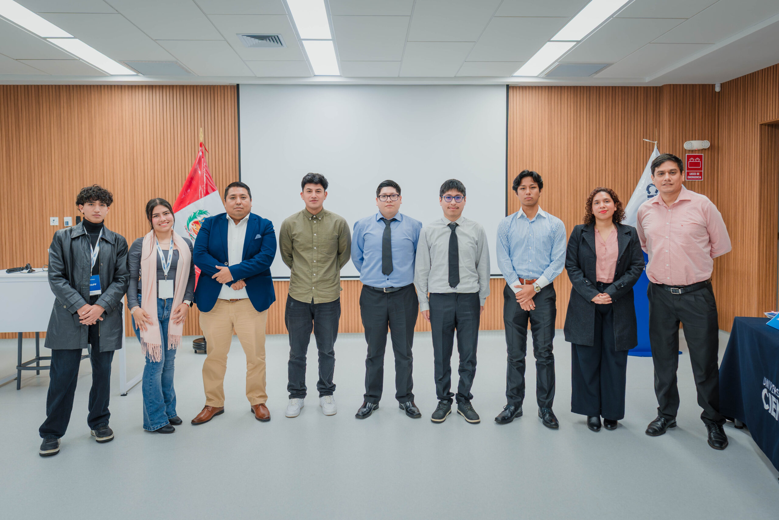 Nuestros estudiantes recibieron certificados que acreditan su participación y el desarrollo de competencias profesionales durante los cinco días de talleres intensivos.