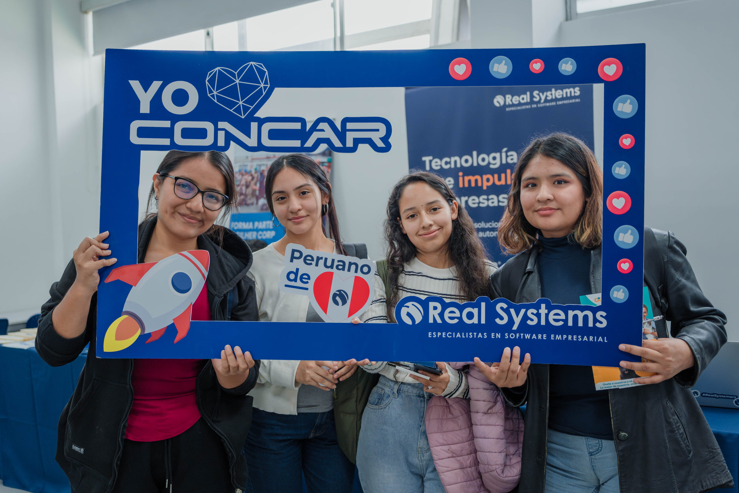Estos espacios de diálogo permitieron a los estudiantes conocer de primera mano la cultura organizacional y las expectativas del entorno profesional.
