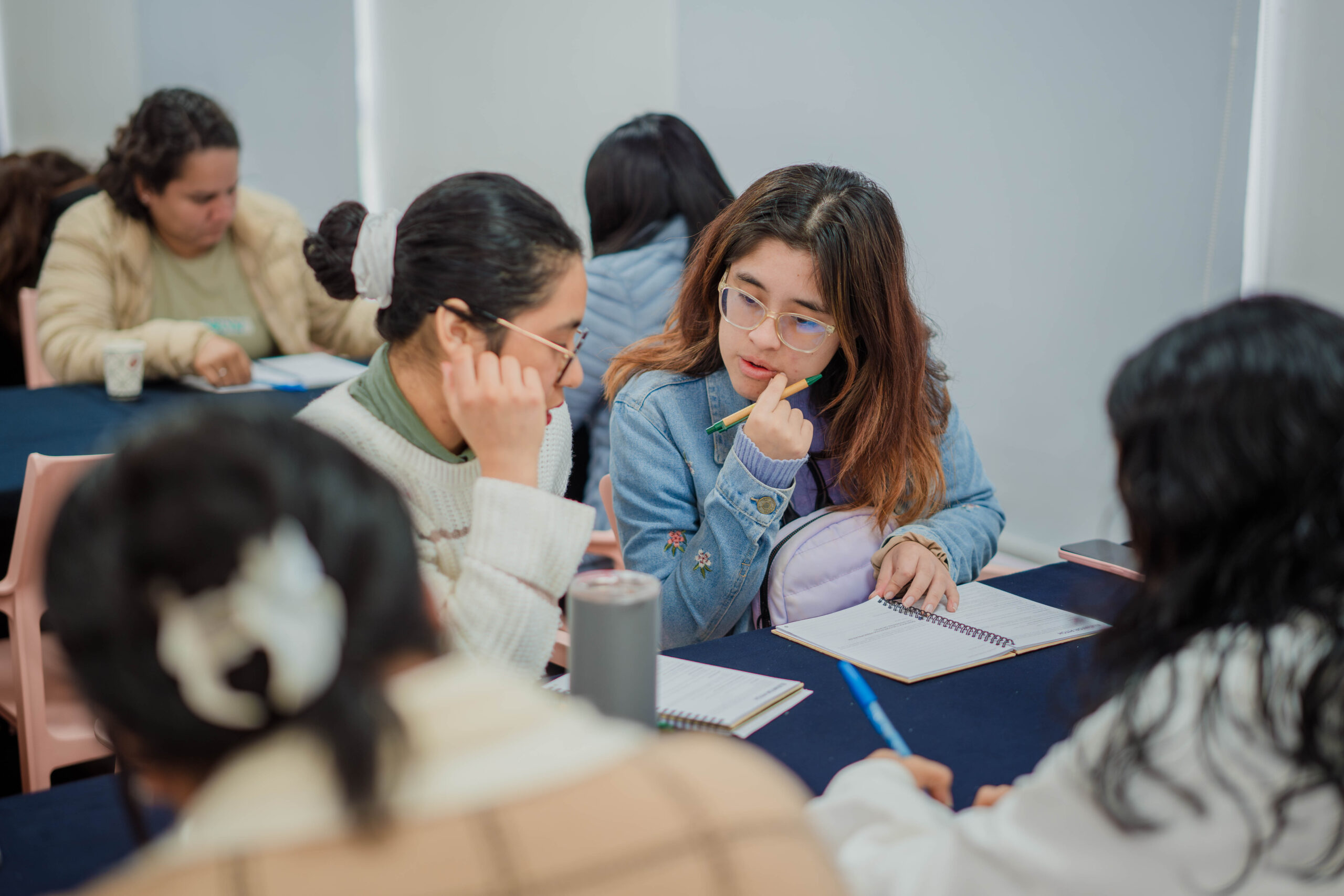 Los estudiantes de Científica fortalecen sus competencias laborales mediante charlas, webinars y talleres, participando activamente en espacios formativos que promueven la equidad de género.