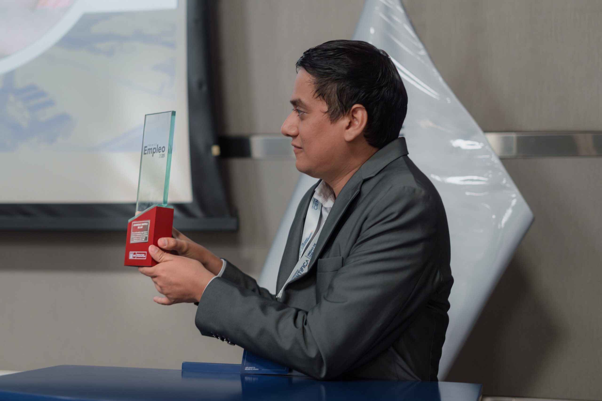 En el desarrollo del Comité de Empleabilidad, Roger Morales, responsable de Empleabilidad y Emprendimiento, presentó el trofeo de los Premios Empleo 2025.