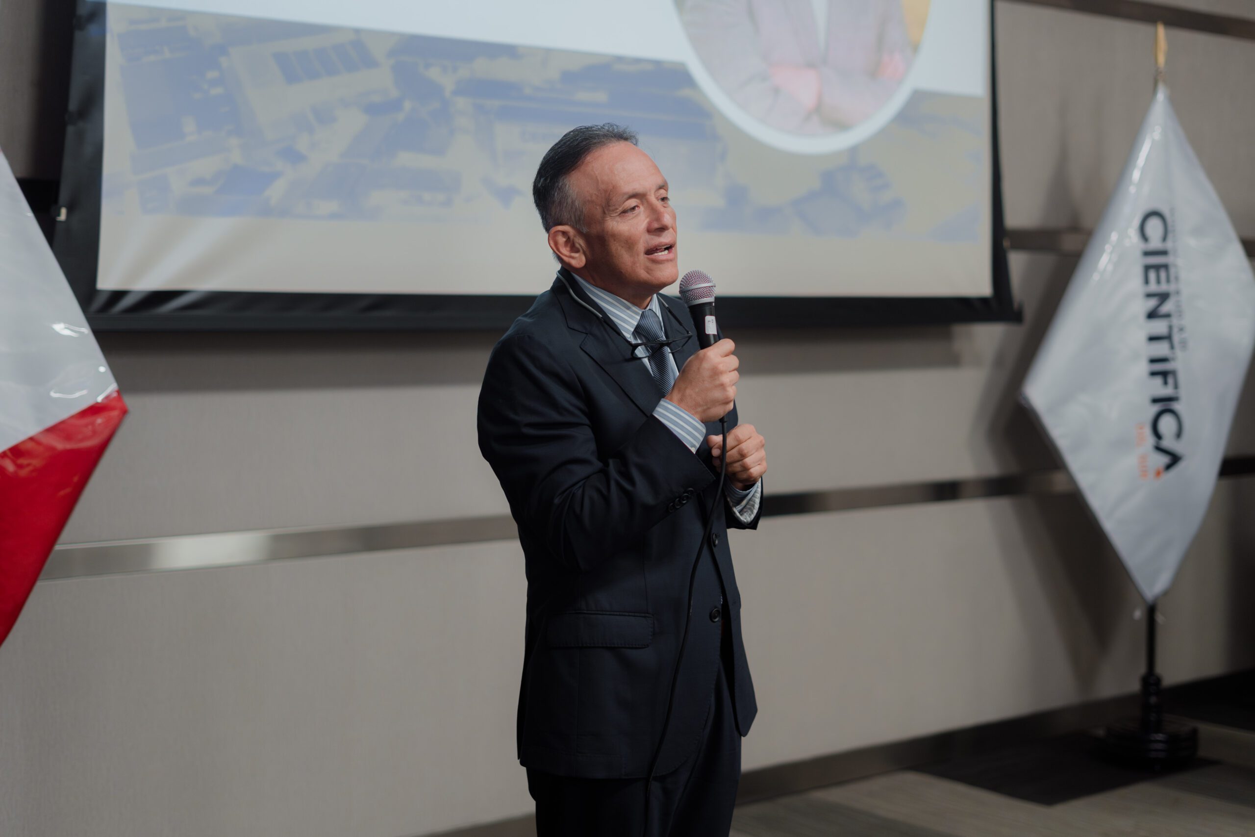 Luis Cardó, gerente general de la Universidad Científica del Sur, dio la bienvenida a nuestros aliados estratégicos en el Comité de Empleabilidad y destacó la importancia de la articulación con el sector empresarial en la formación profesional.