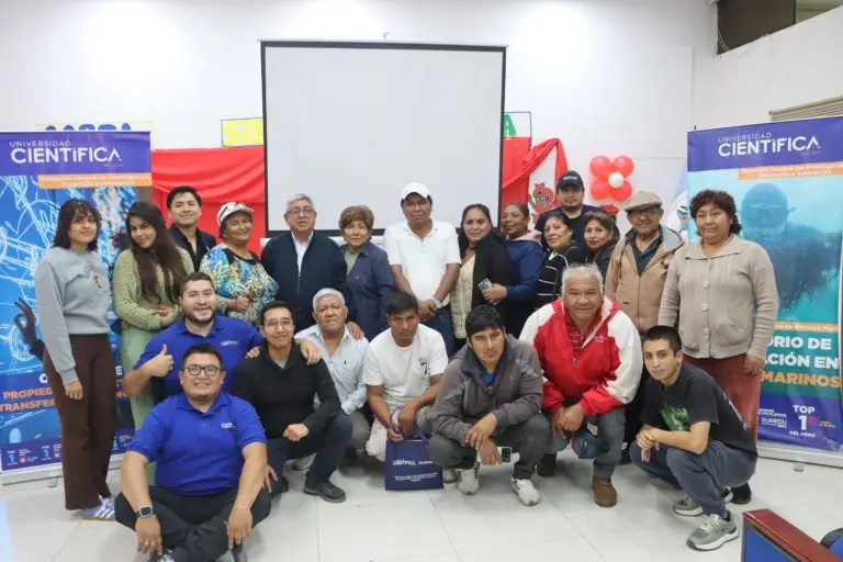 Pescadores artesanales e investigadores durante el programa de cultivo de algas en Pisco