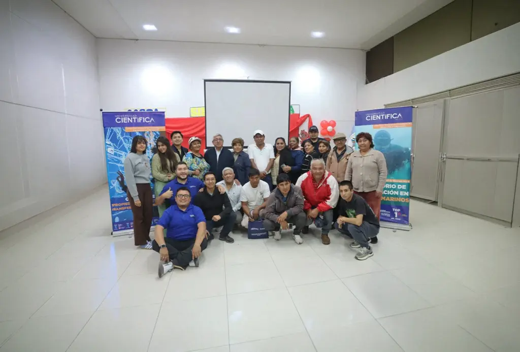 Pescadores artesanales e investigadores durante el programa de cultivo de algas en Pisco
