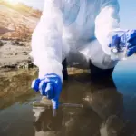 estudiantes revisando la innovacion de procesos de lavado de aguas grises