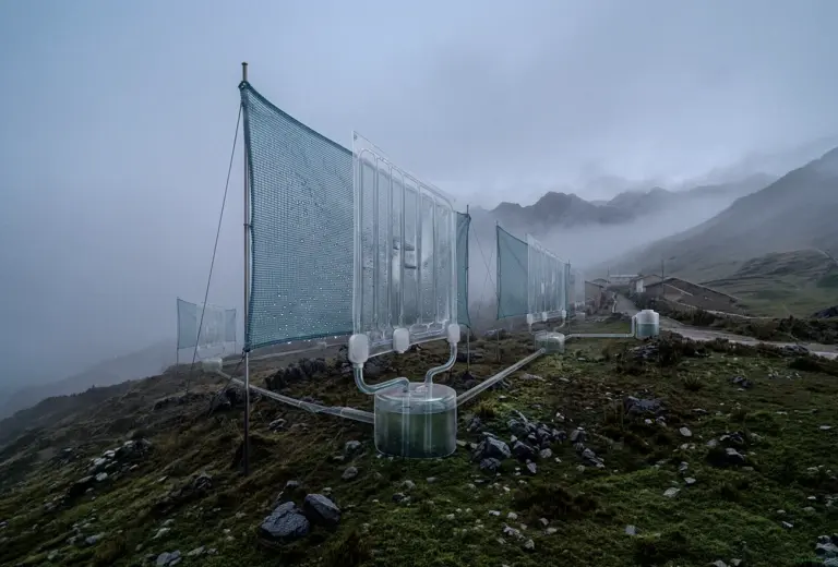 Atrapanieblas biofotovoltaico con mallas Raschel para captar agua y accionar un sistema de purificación