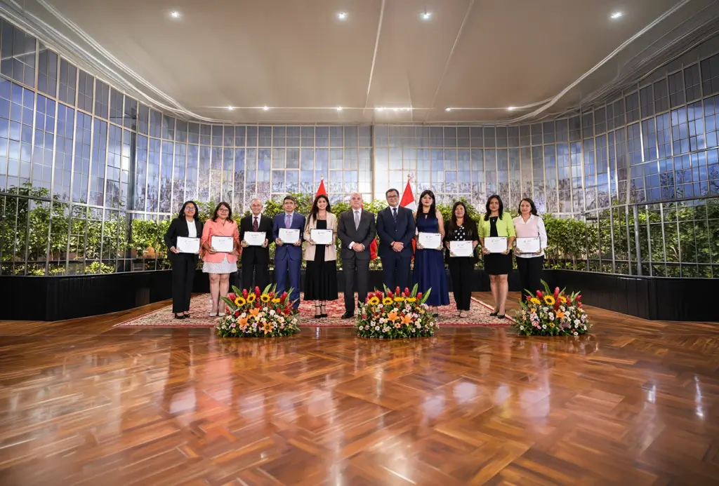 Personas reunidas por el reconocimiento a la Científica reconocida como universidad más sostenible del Perú